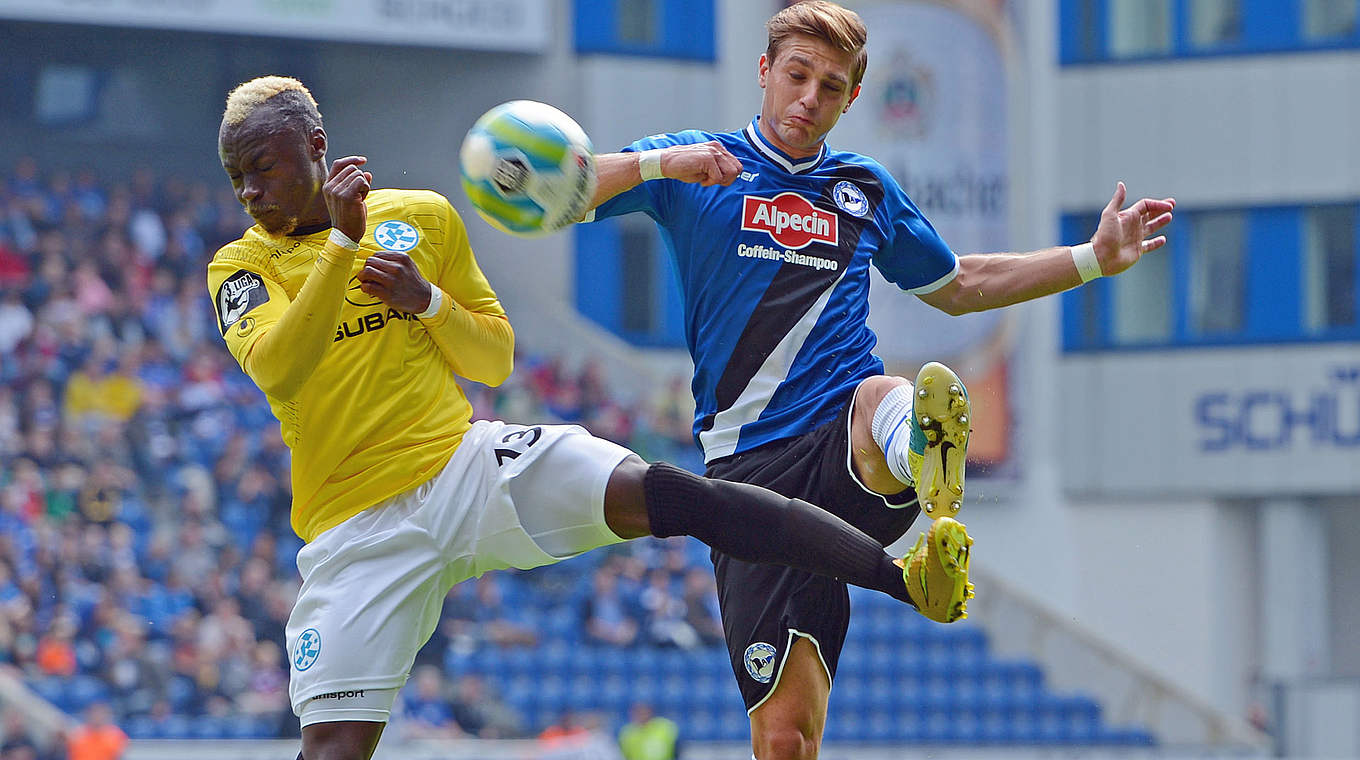 Zweikampf: Edwini-Bonsu (l.) gegen den Arminen Schütz © 2014 Getty Images