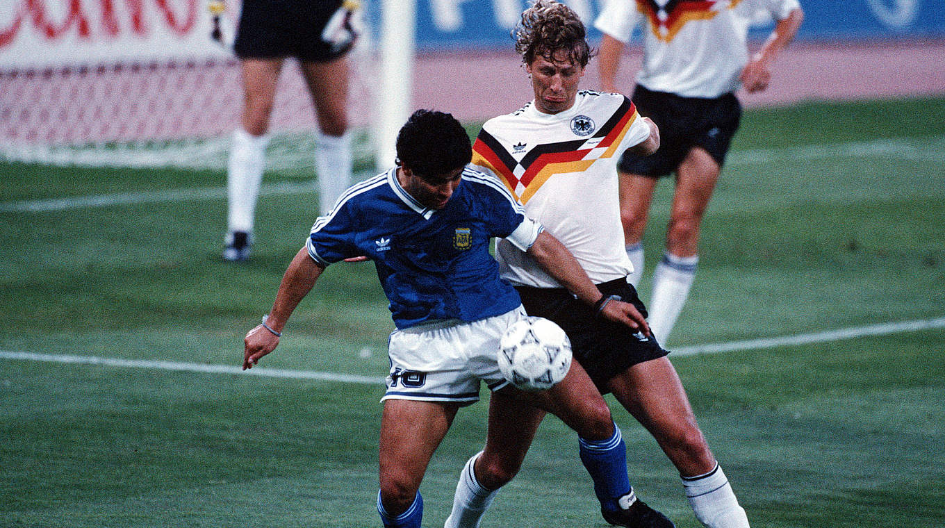 8. Juli 1990: Guido Buchwald schaltet Diego Maradona (l.) im WM-Finale aus © 1990 Getty Images