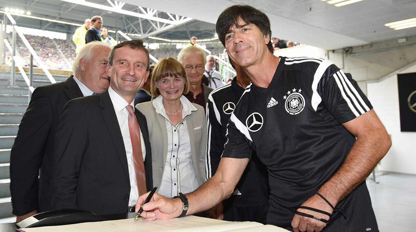 Eintrag ins Goldene Buch der Stadt Düsseldorf: Löw mit Neu-OB Thomas Geisel (v.r.) © GES-Sportfoto