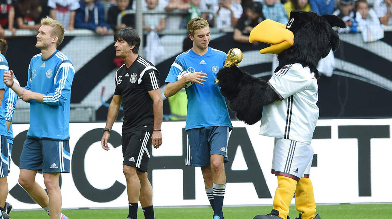 Darf noch einmal den WM-Pokal entgegennehmen: Christoph Kramer © GES-Sportfoto