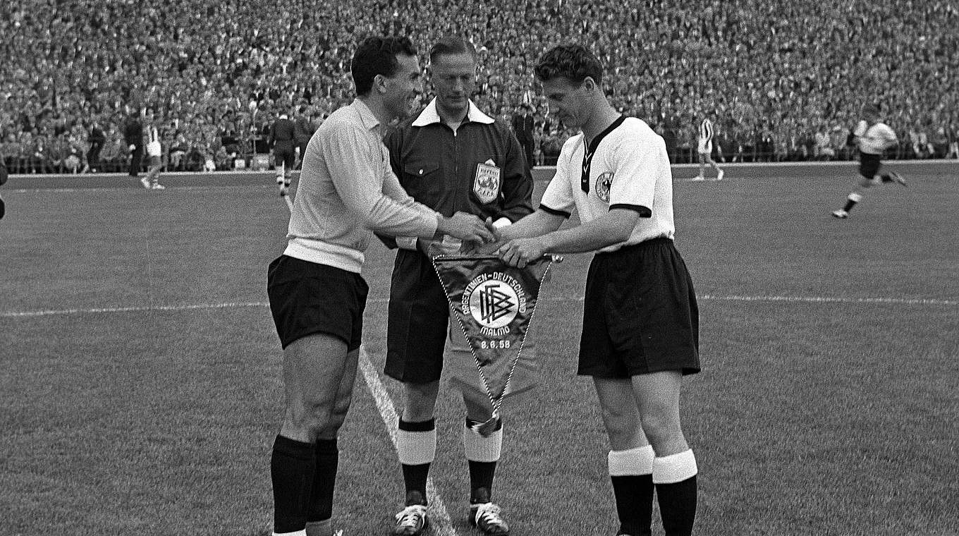 Premierenduell bei der WM 1958: Dellacha und Schäfer (v.l.) beim Wimpeltausch © imago sportfotodienst