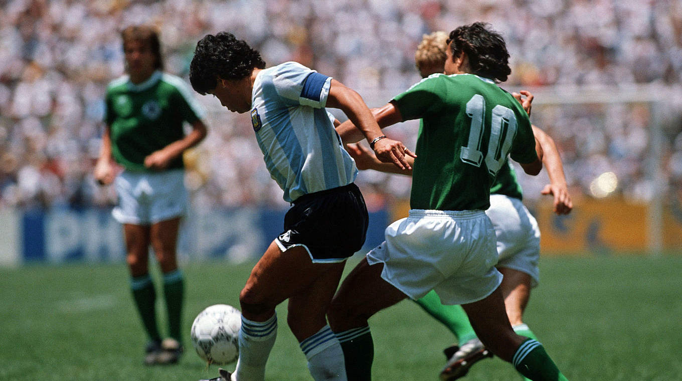 WM-Finale 1986: Maradona (2.v.l.) triumphiert in Mexico © 1986 Getty Images