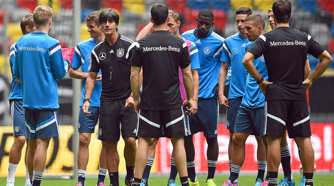 Mit 18 Spielern beim Training: Joachim Löw © 2014 Getty Images