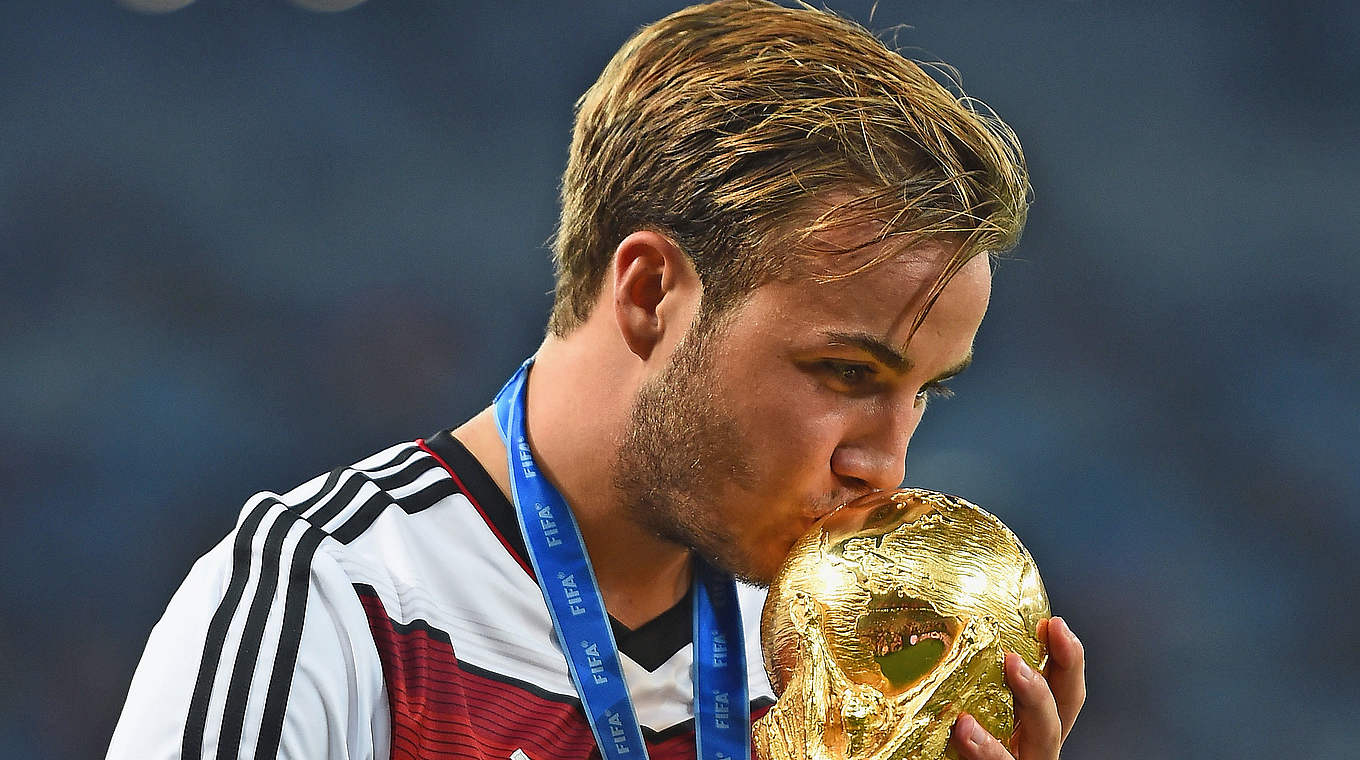 Da ist das Ding: Weltmeister-Macher Götze mit Pokal © 2014 Getty Images