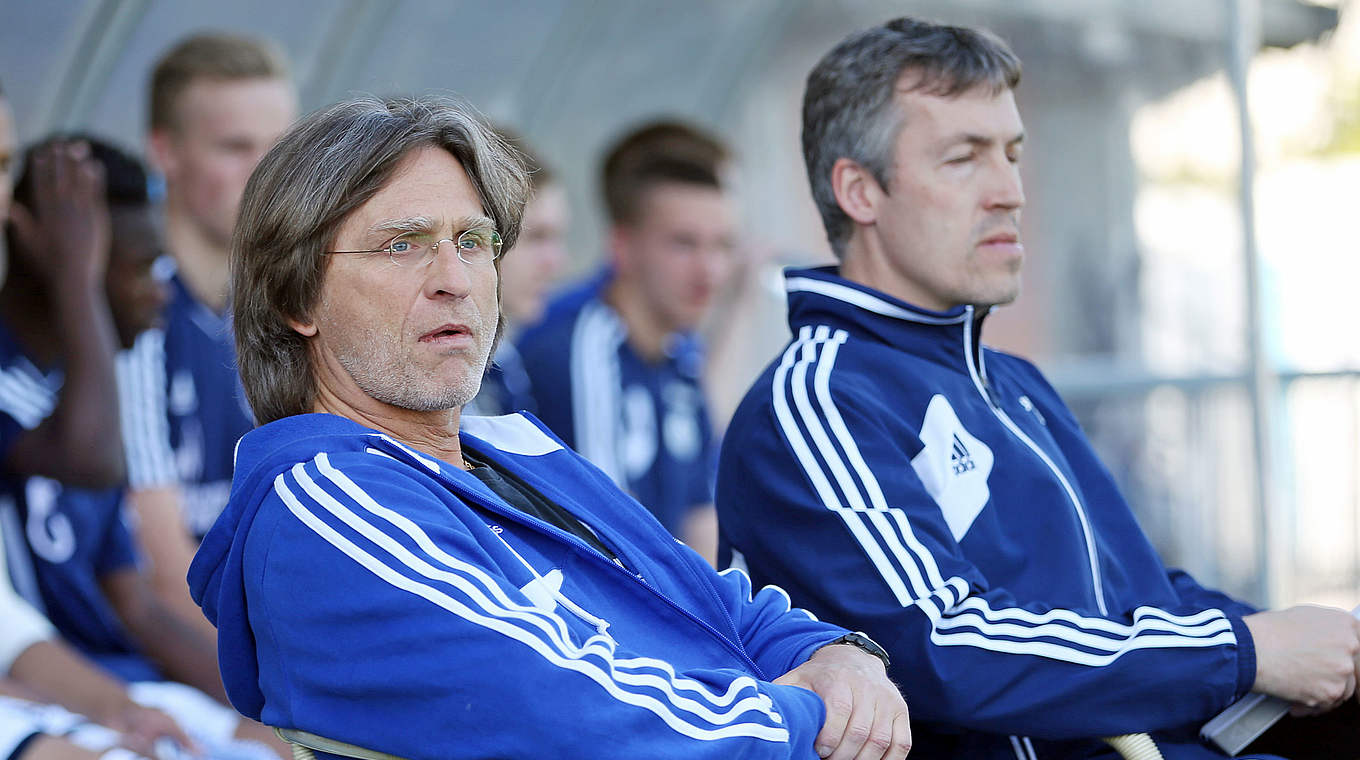 Im Halbfinale des Pokals: Schalke und Coach Norbert Elgert (l.) © 2014 Getty Images