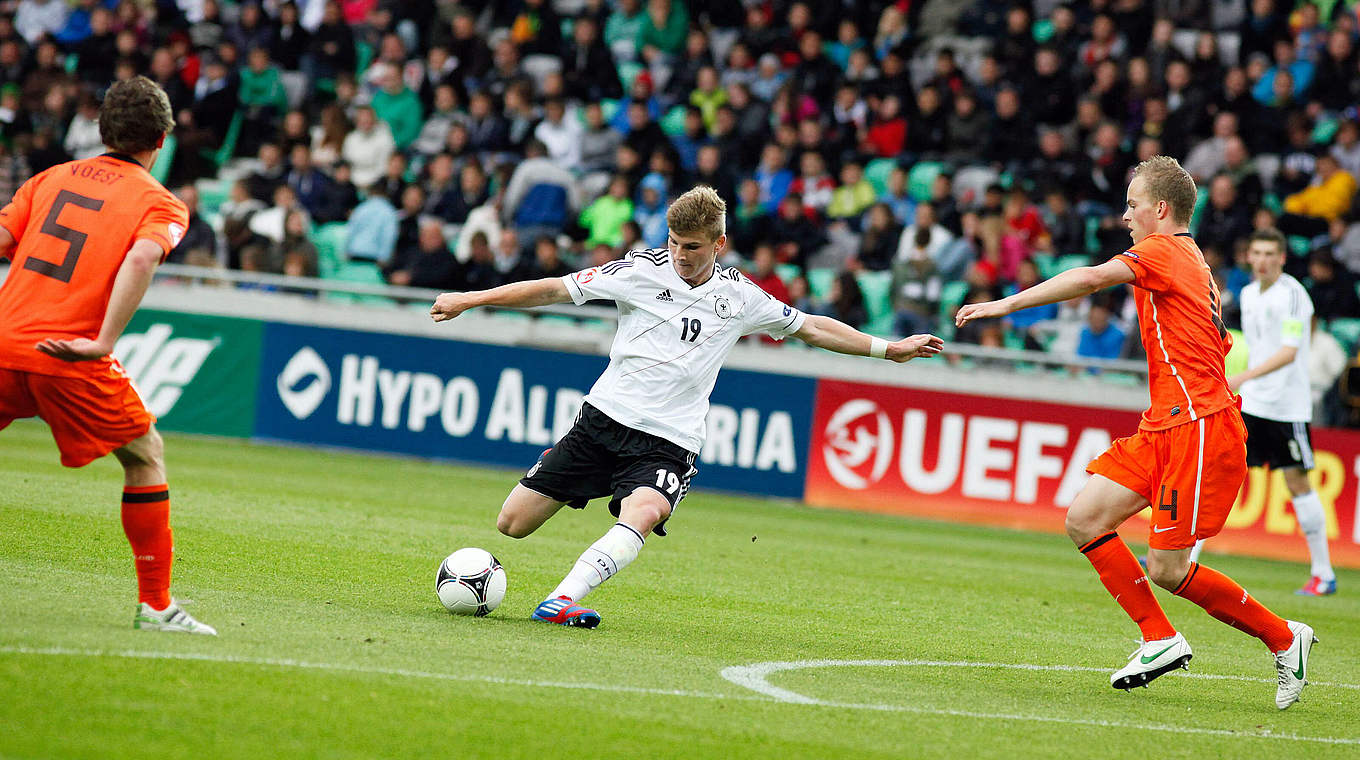 Perfekte Schusshaltung: Werner (M.) gegen Holland 2012 © imago sportfotodienst