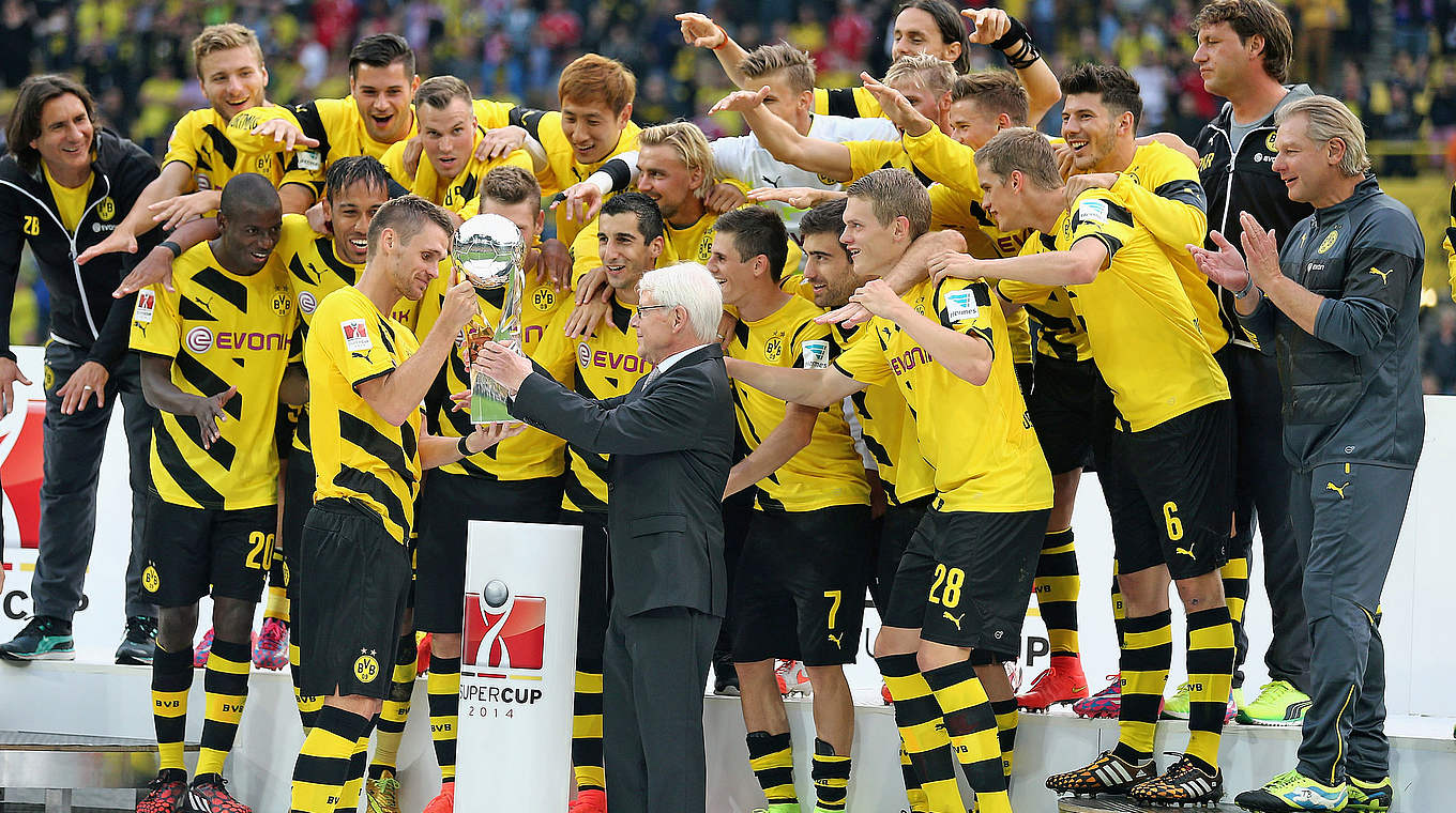 Der erste Titel der
Saison ging an den
BVB: Rauball
überreicht den
Supercup an
Sebastian Kehl © 2014 Getty Images