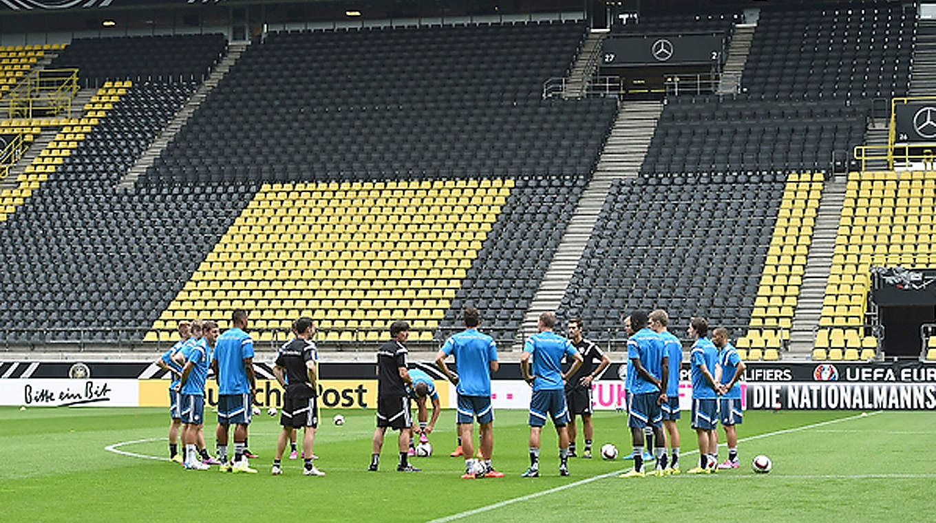 Besprechung nach dem Training: Löw und seine Spieler © GES/Markus Gilliar