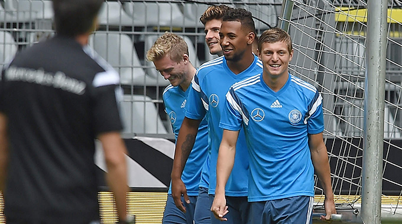 Ernsthaft trainieren, aber mit Spaß: Schürrle, Gomez, Boateng und Kroos (v.l.) © GES/Markus Gilliar