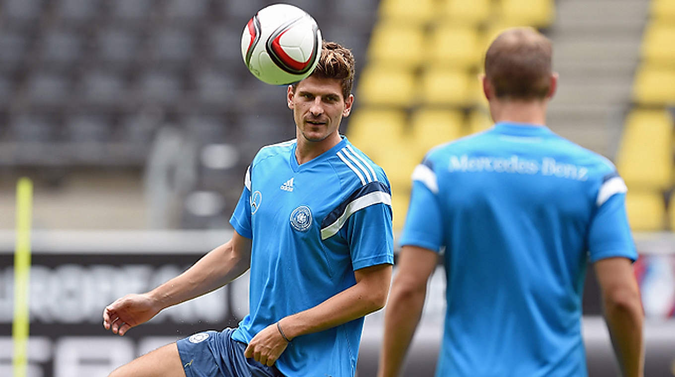 Den Ball im Blick: Mario Gomez © GES/Markus Gilliar