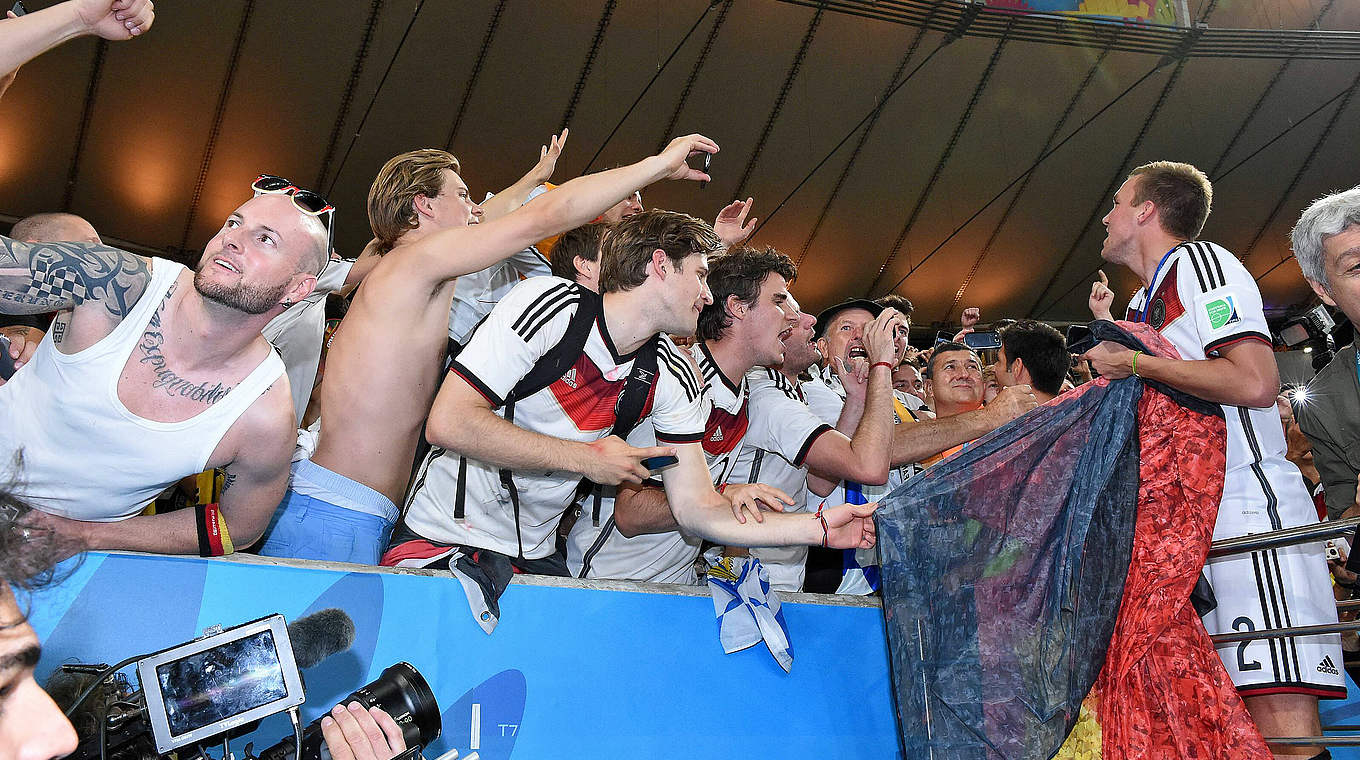König der Kurve: Kevin Großkreutz mit Fans der DFB-Auswahl © Imago