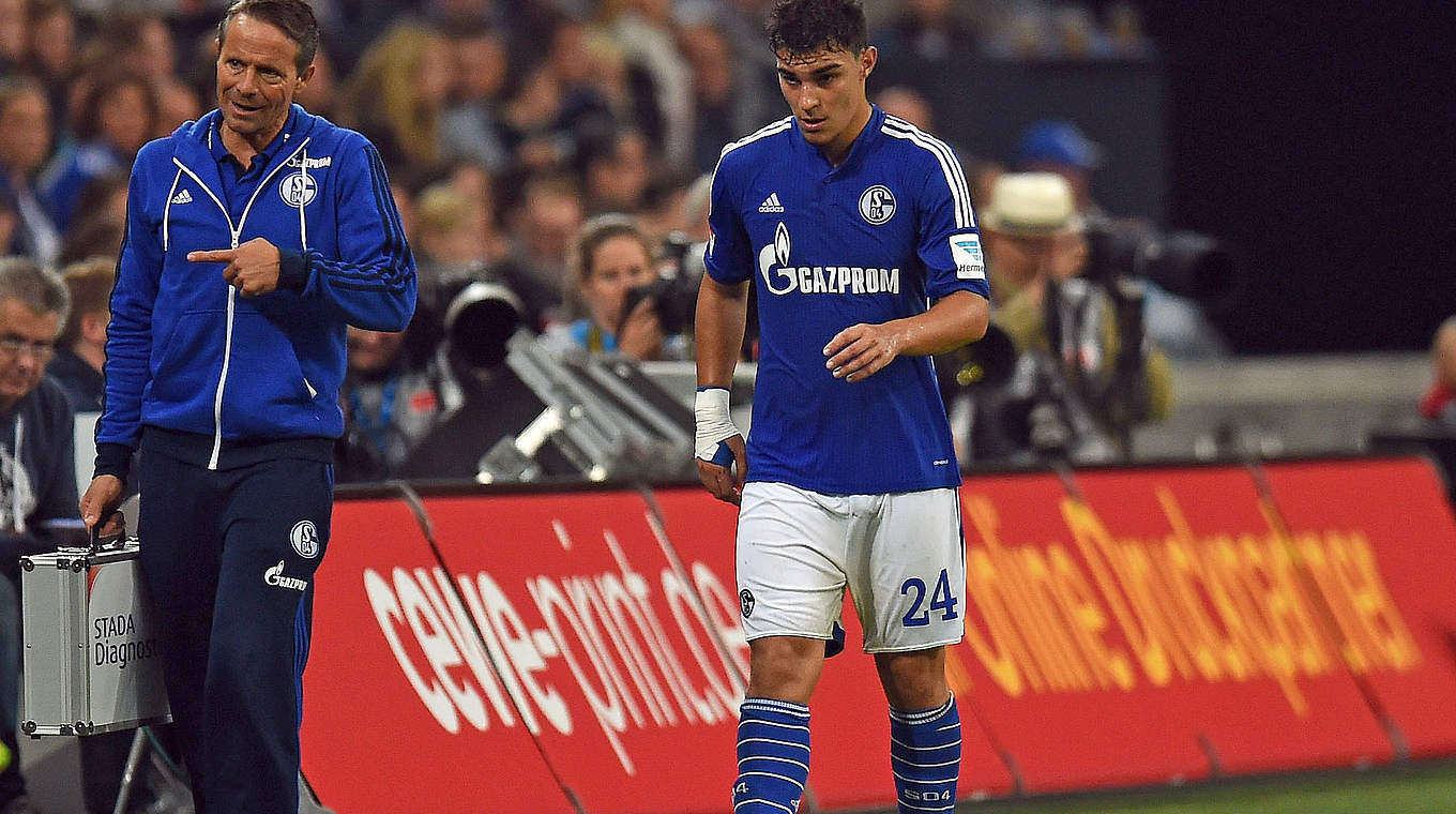 Gegen Bayern verletzt vom Feld: Schalkes Kaan Ayhan (r.) © 2014 Getty Images
