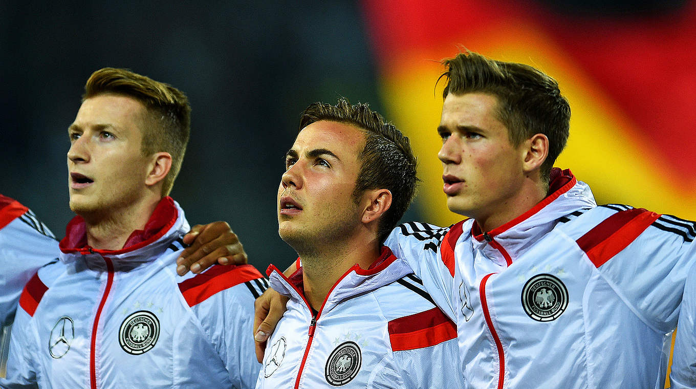 Mit Herz bei der Hymne: Reus, Götze und Durm (v.l.) © 2014 Getty Images