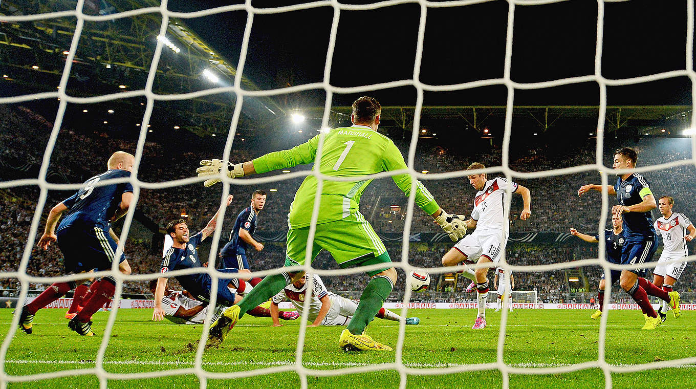 Zweiter Streich: Müller (4.v.r.) staubt zum 2:1 ab - der Siegtreffer © 2014 Getty Images