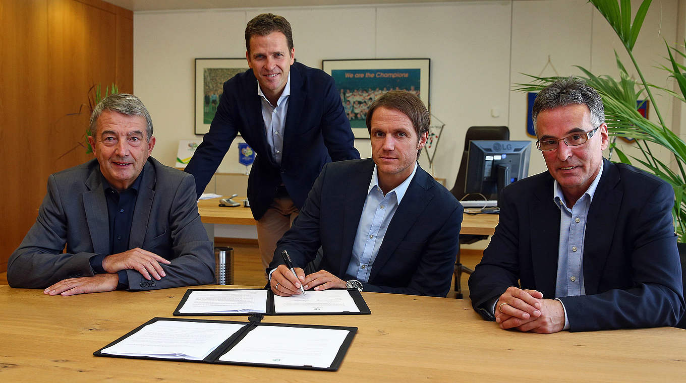 Schneider signing his contract at the DFB offices. © 2014 Getty Images