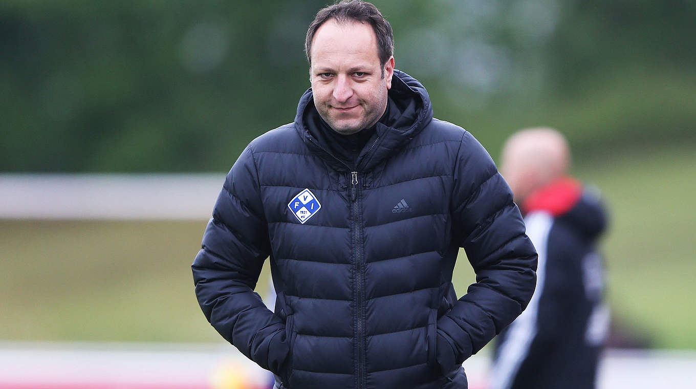 Seit drei Ligaspielen sieglos: Der FVI mit Trainer Bachthaler © 2014 Getty Images