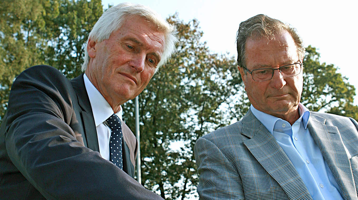 Eugen Gehlenborg und Dr. Klaus Kinkel losten die Gruppen aus. © Carsten Kobow
