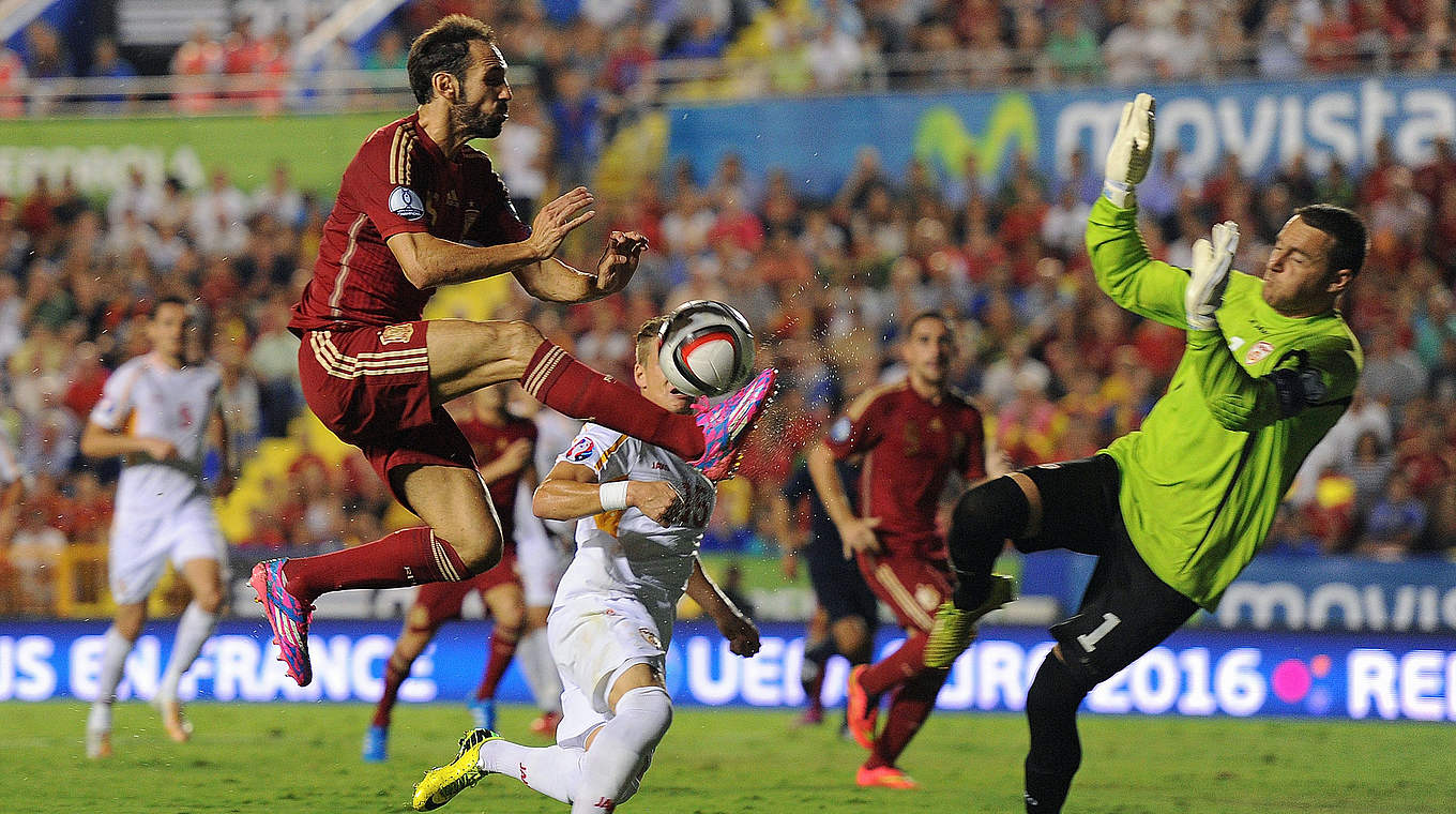 Torchance: Der Spanier Juanfran (l.) scheitert am mazedonischen Keeper © 2014 Getty Images