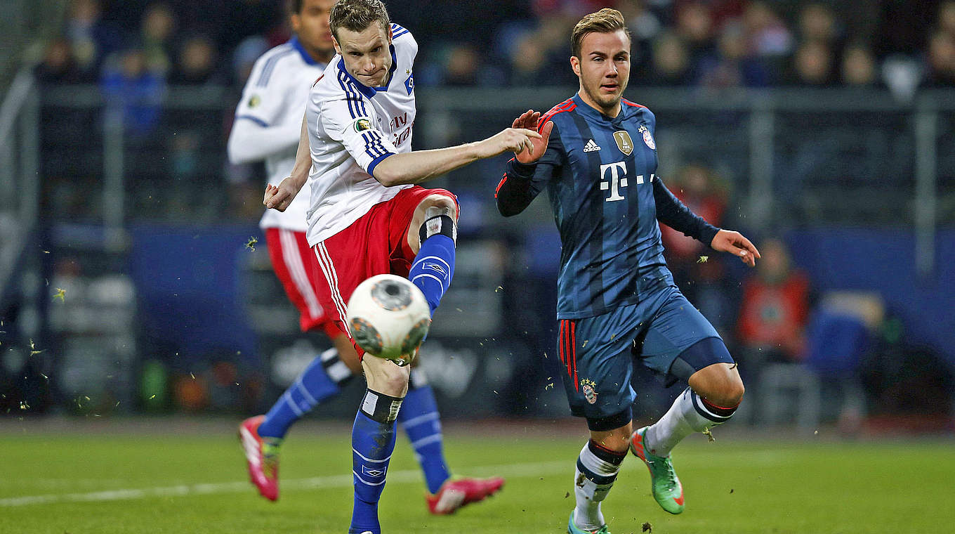 Quarter-final clash last season: Hamburg’s Jansen (l.) tussles with Bayern’s Götze © 2014 Getty Images