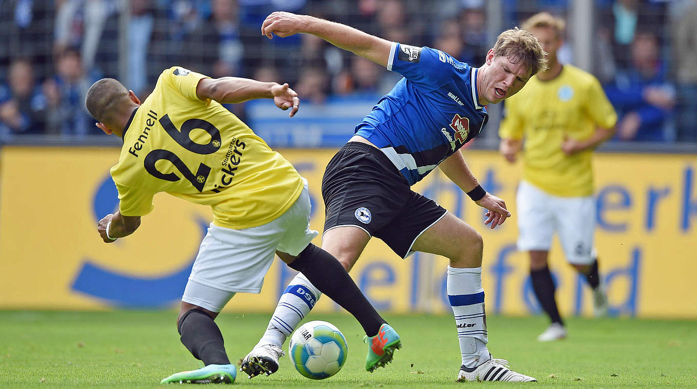 Führender der Torjägerliste: Bielefelds Fabian Klos (M.) © 2014 Getty Images