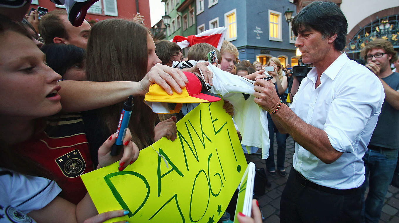 Löw in Freiburg: Bad in der Menge © 2014 Getty Images