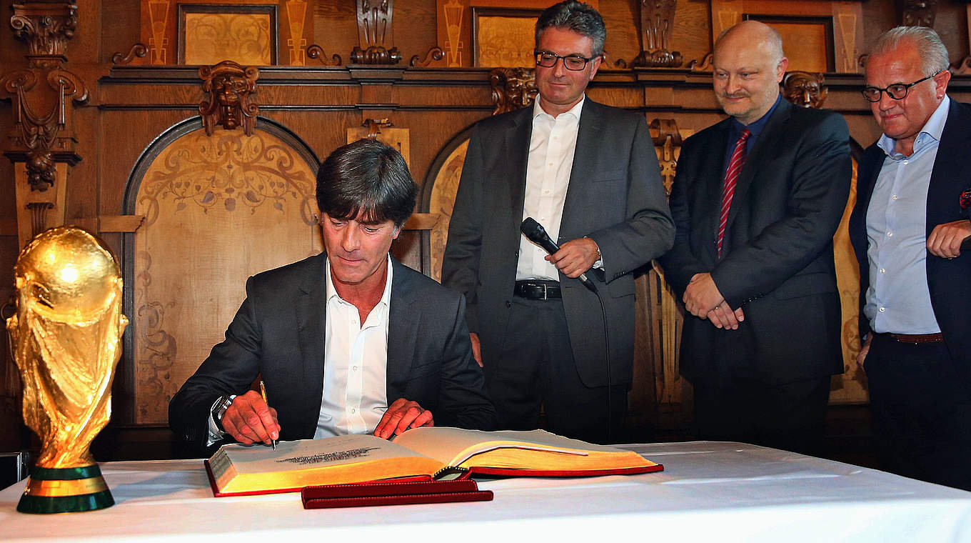 Eintrag ins Goldene Buch: Weltmeister-Coach Joachim Löw © 2014 Getty Images