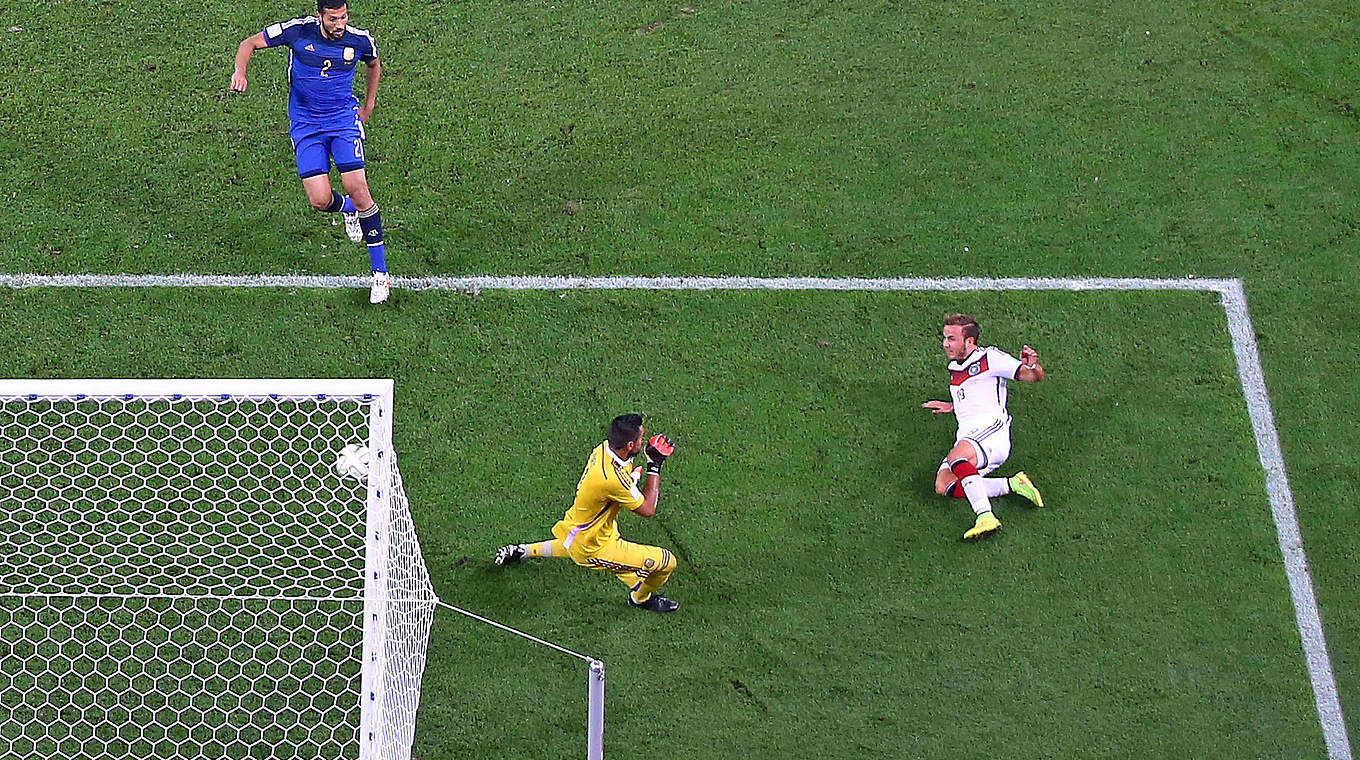 Schuss ins Glück: Götze (r.) schießt das Siegtor im WM-Finale © 2014 Getty Images