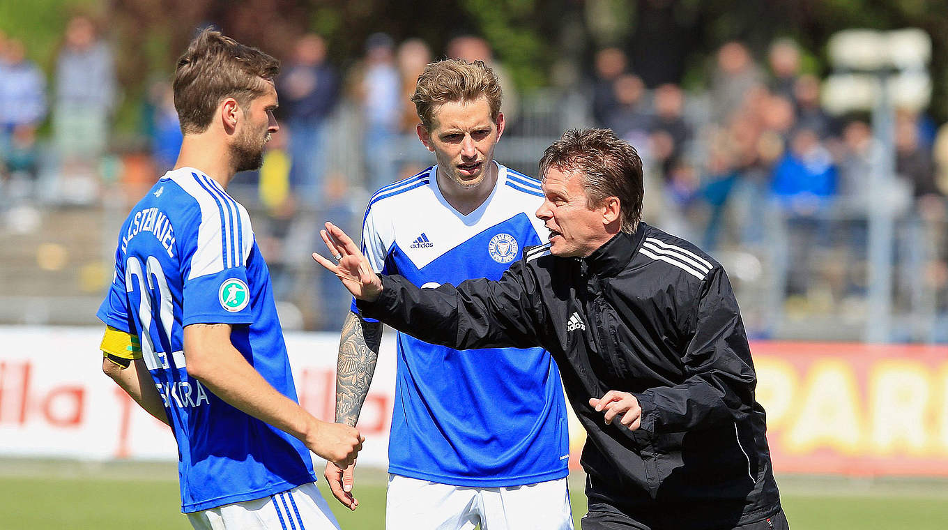 Dirigent an der Seitenlinie bei Holstein Kiel: Karsten Neitzel (r.) © 2014 Getty Images