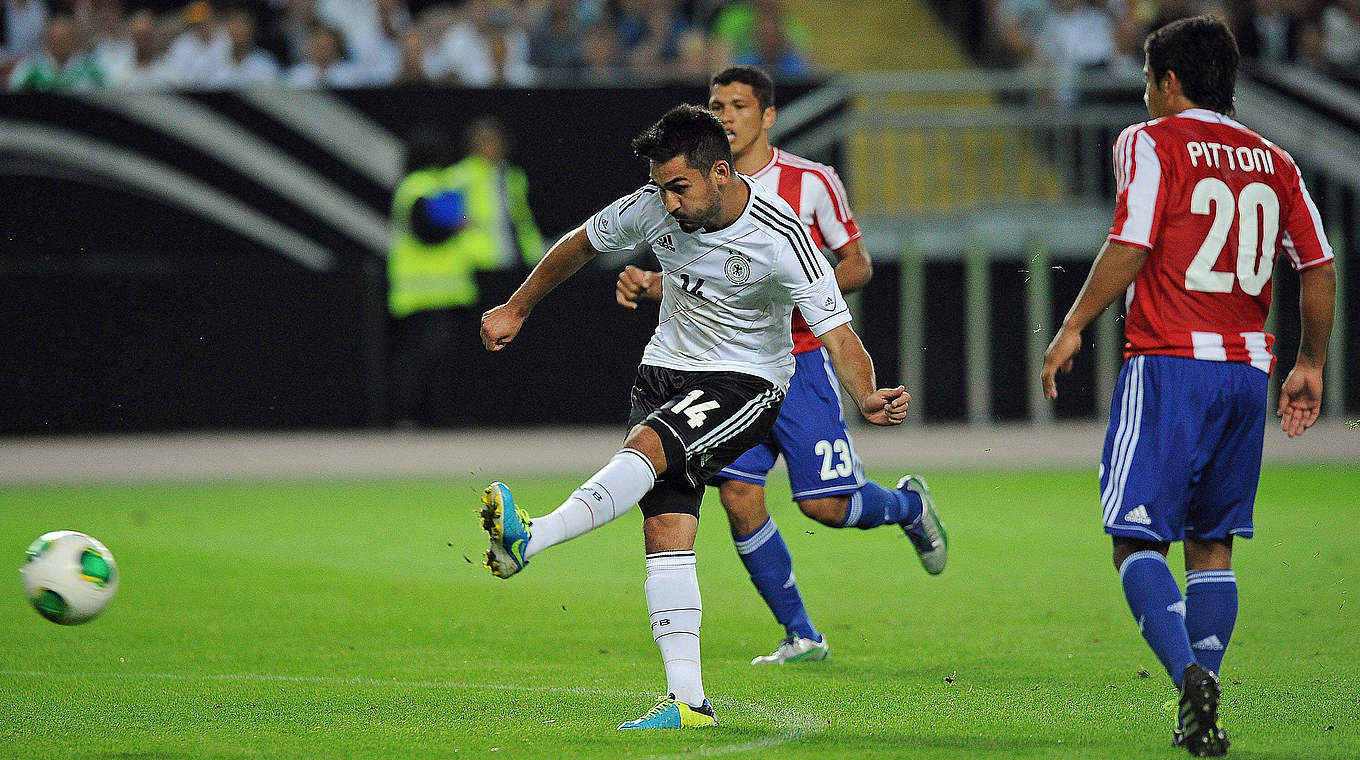 Scoring in his last international: Gündogan (left) against Paraguay in 2013 © imago