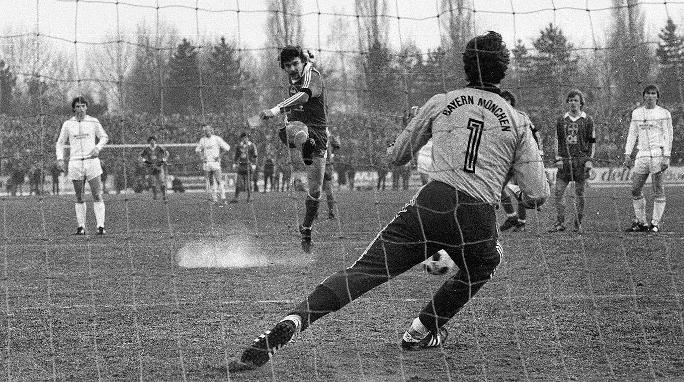 1980: Dieter Demuth erzielt den ersten Bundesligatreffer für Bayer Leverkusen © imago/Horstmüller