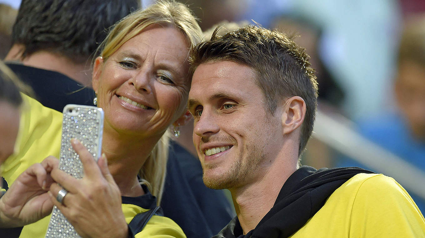 Von den Fans verehrt: Selfies mit Sebastian Kehl © imago/MIS