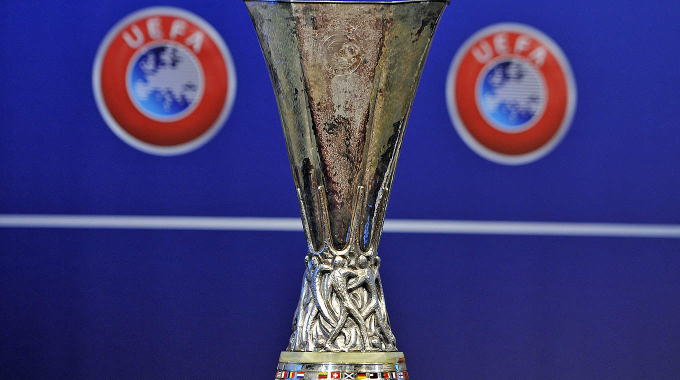 Kommt an den Niederrhein: Der Pokal der UEFA Europa League © 2014 Getty Images