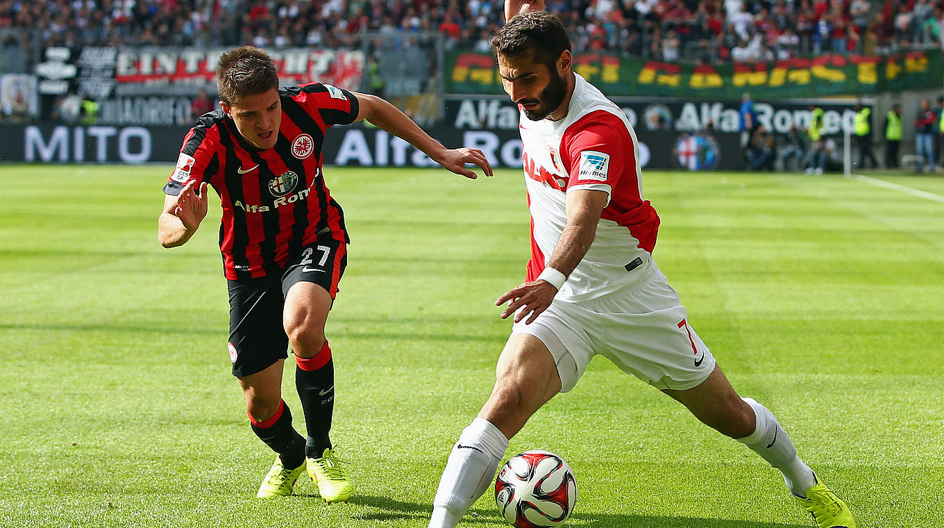 Hat das Nachsehen gegen Altintop: SGE-Verteidiger Ignjovski (l.) © 2014 Getty Images