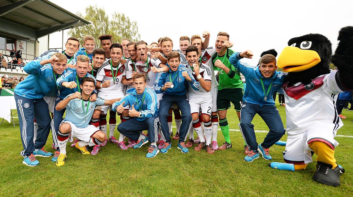 So sehen Sieger aus: Die deutsche U 17 gewinnt das Vier-Nationenturnier. © Getty Images