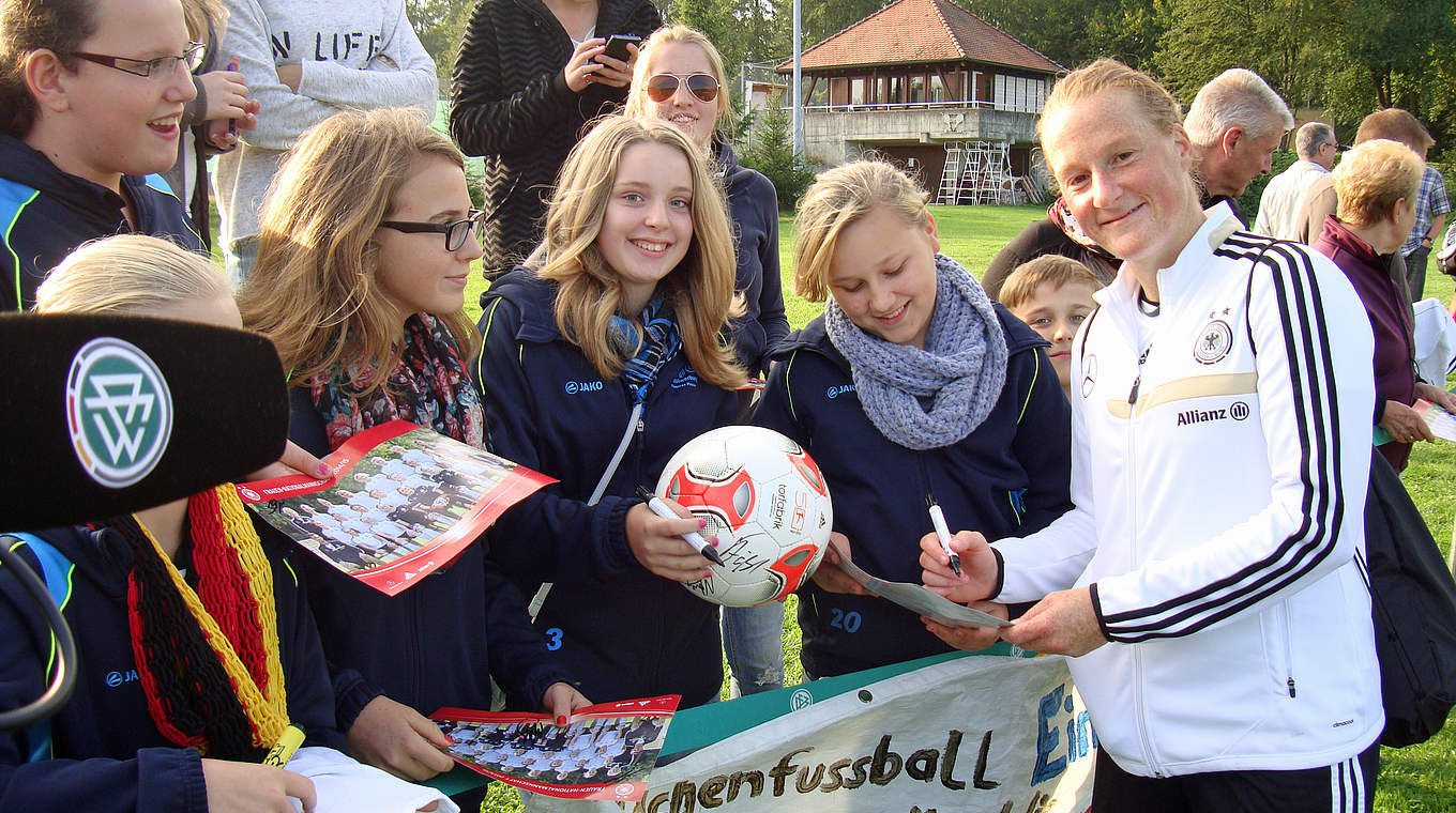 Nahm sich viel Zeit für die Fans: Melanie Behringer © DFB