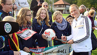 Nahm sich viel Zeit für die Fans: Melanie Behringer © DFB