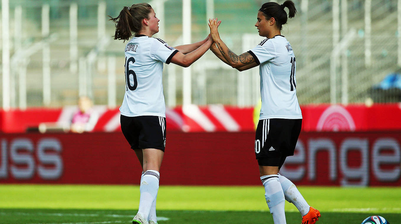 Mit Dzsenifer Marozsan in Heidenheim gegen Irland: Melanie Leupolz (l.) © 2014 Getty Images