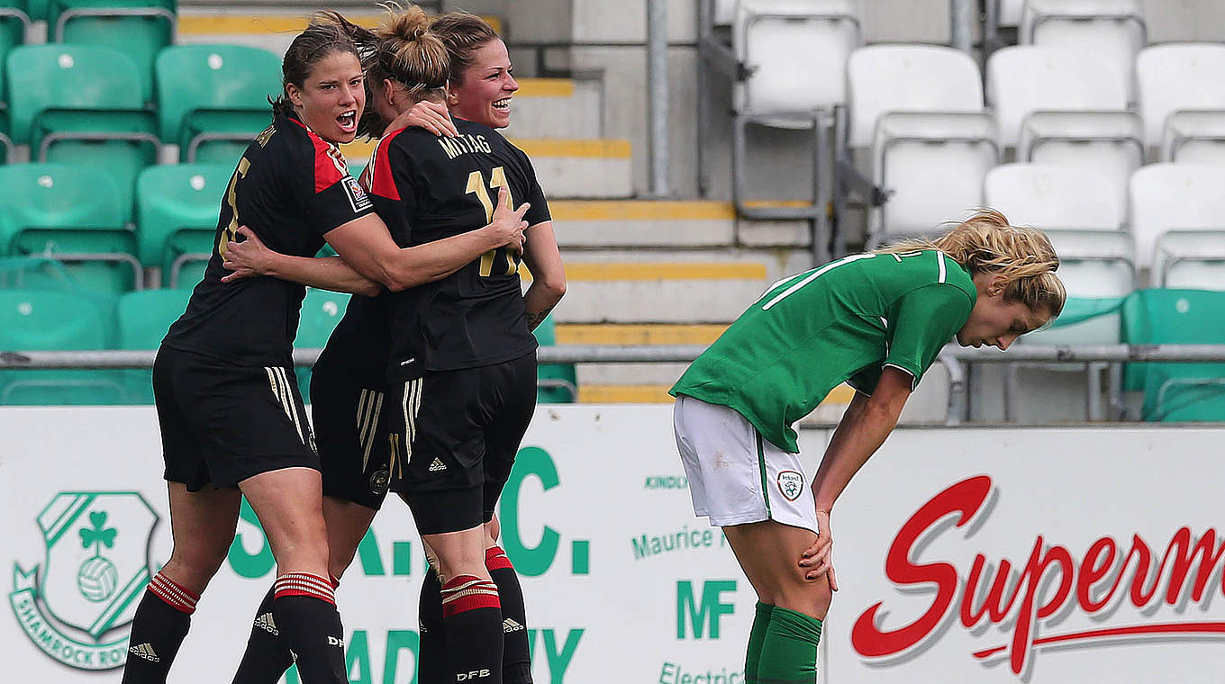 Bejubelt den Siegtreffer gegen Irland: Melanie Leupolz (3.v.l.) © 2014 Getty Images