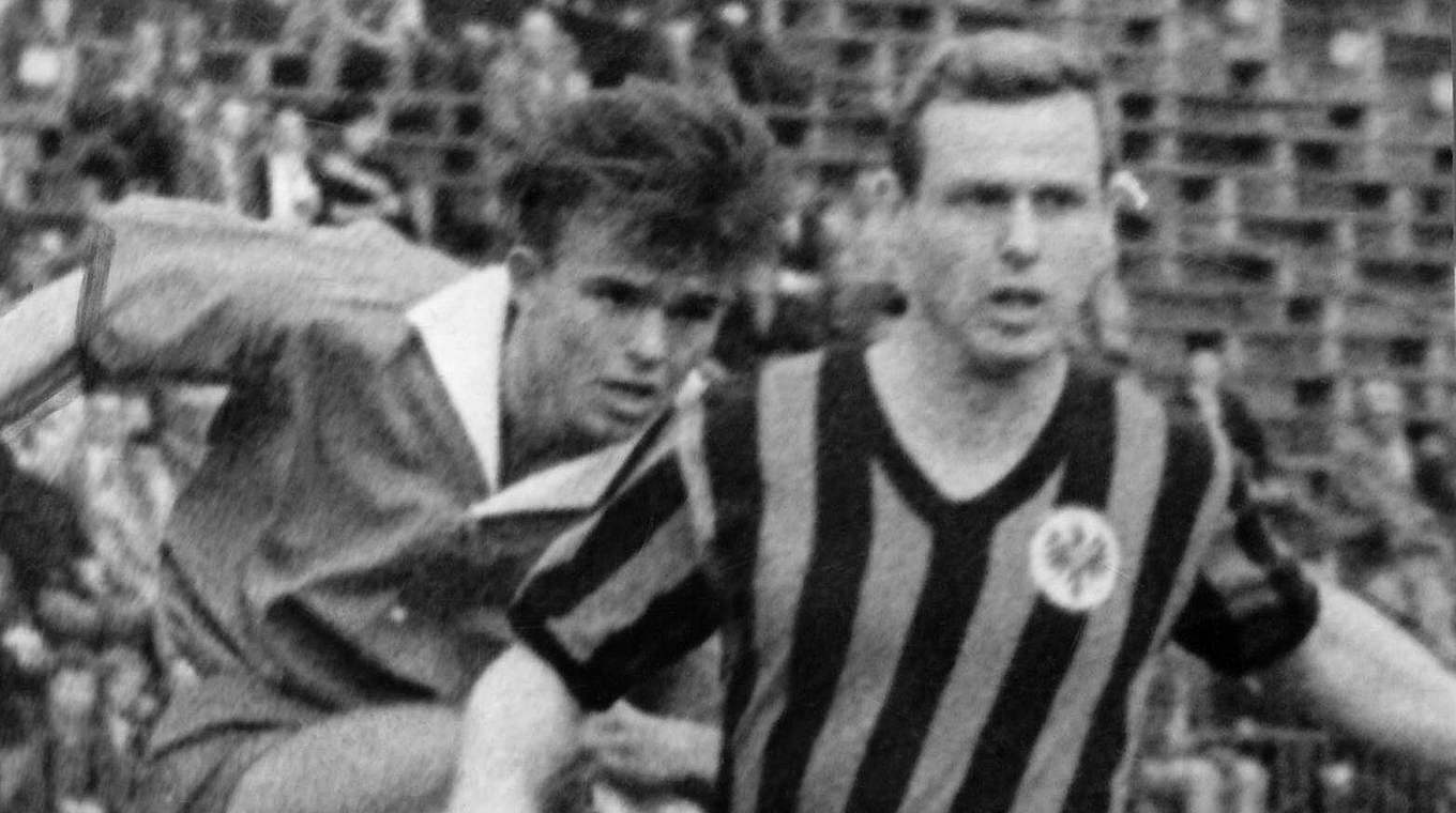 7:0 in Frankfurt 1964: Karlsruhe mit Zaczyk (l.) gegen Landerer © imago sportfotodienst