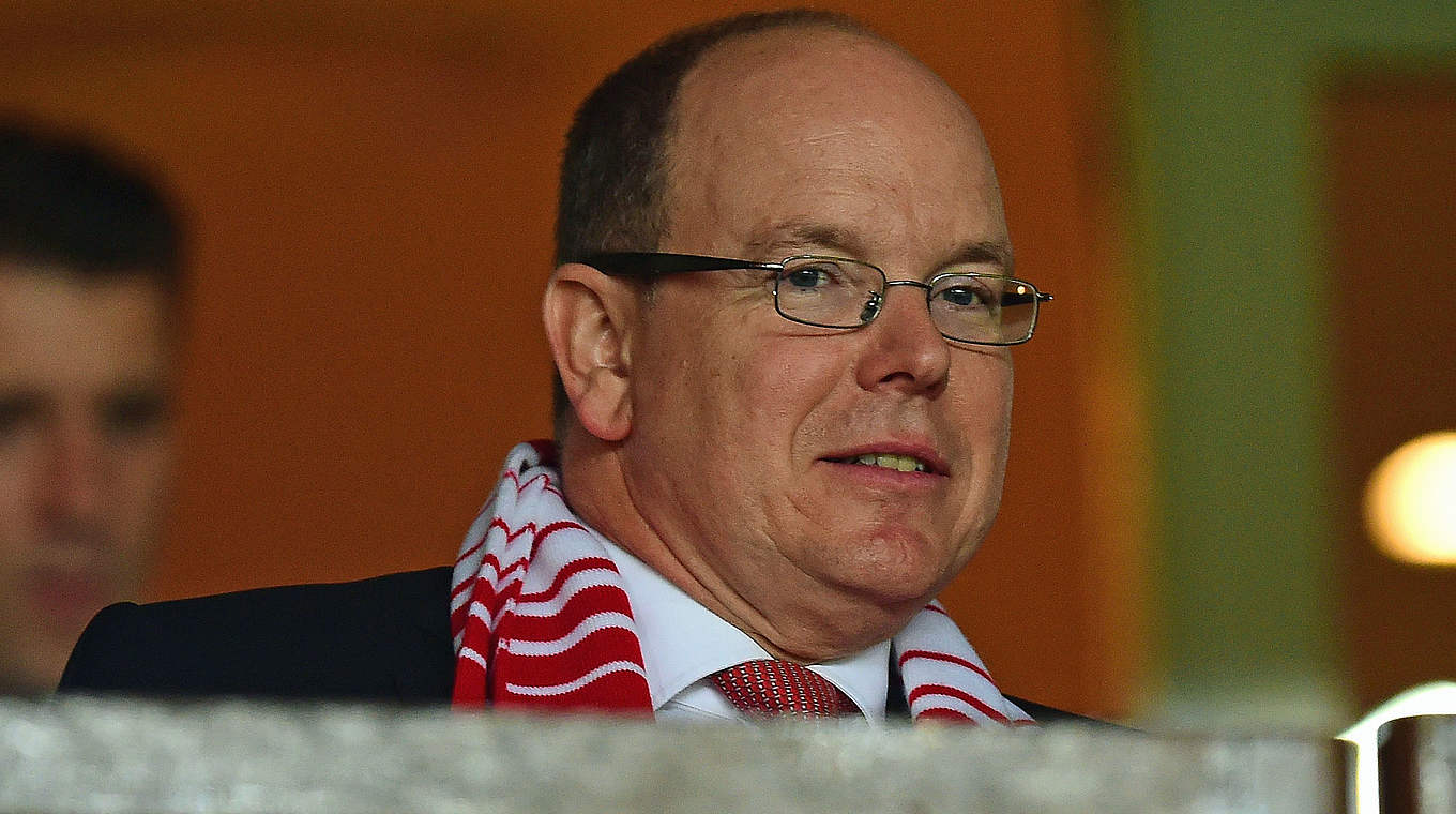 Sieht das Spiel auf der Tribüne: Prince Albert II © 2014 Getty Images