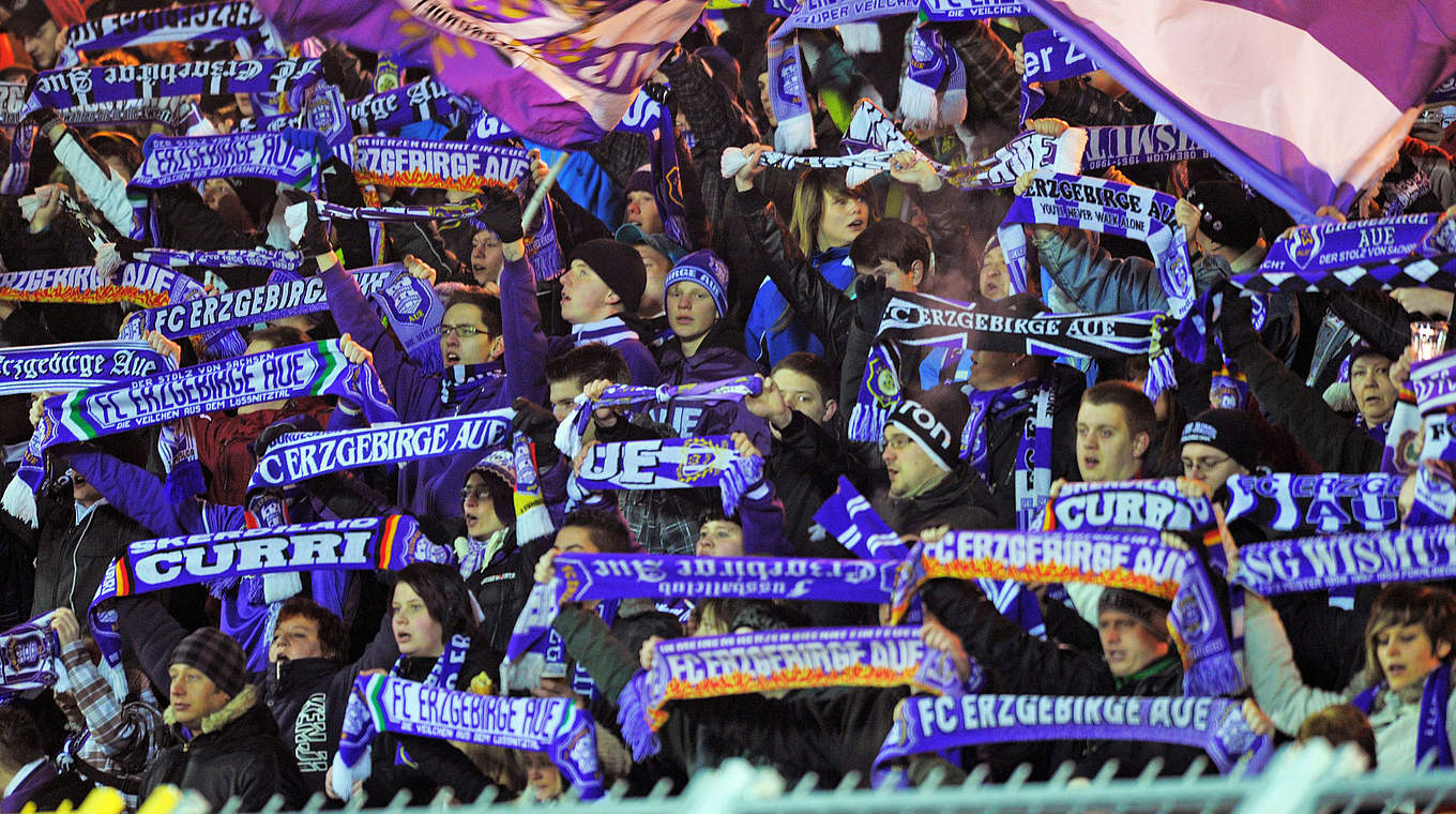 Hoffen auf die ersten Punkte: Fans des FC Erzgebirge Aue © 2012 Getty Images