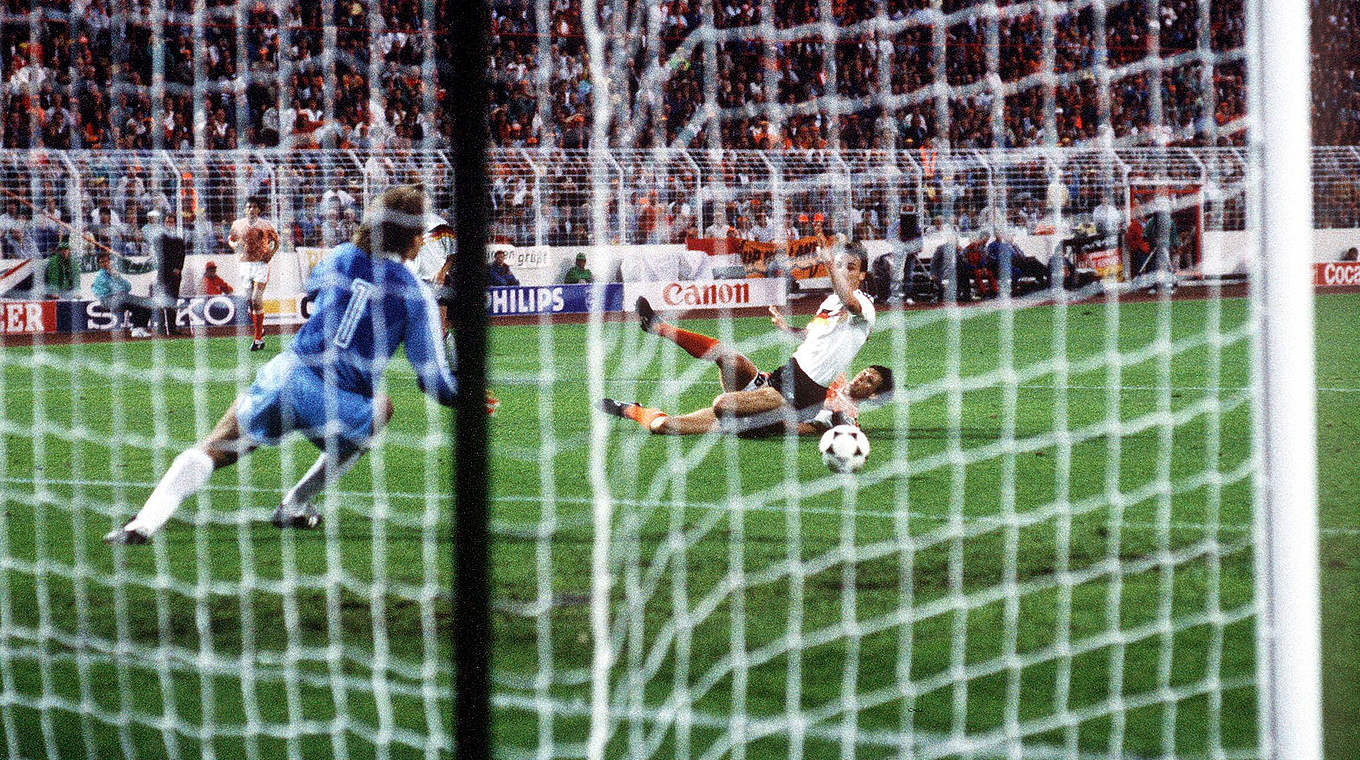 Bitteres Aus im EM-Halbfinale 1988: Kohler kommt gegen Hollands van Basten (h.) zu spät © imago