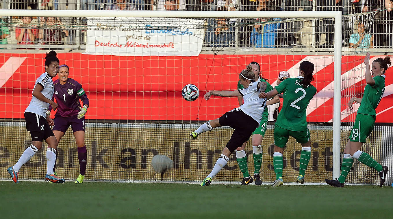 Sehenswert: Anja Mittag trifft per Volleyschuss © 2014 Getty Images