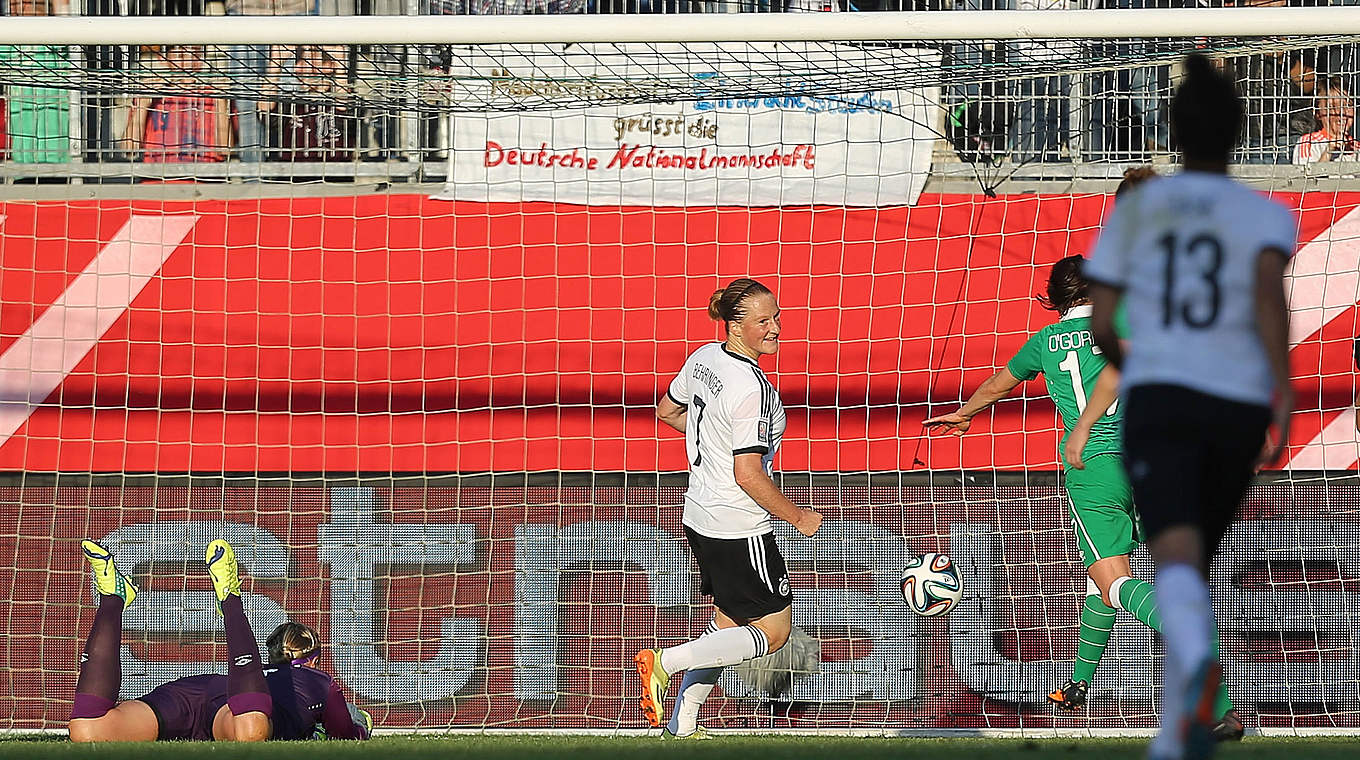 Das 1:0 gegen Irland: Behringer (2.v.l.) erzielt ihr 26. Länderspieltor © 2014 Getty Images