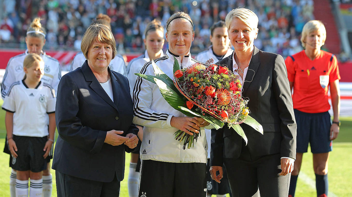 Blumen zum Jubiläum: Behringer (M.) neben Ratzeburg (l.) und Fitschen © 2014 Getty Images