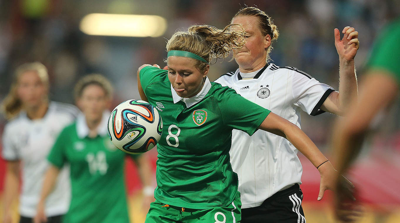 Gewohnt zweikampfstark: Melanie Behringer (r.) gegen Irland © 2014 Getty Images