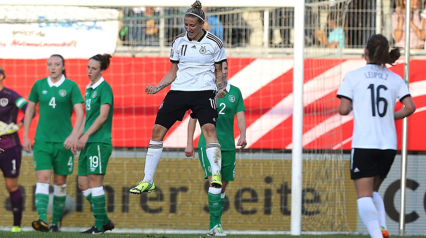 Zum 2:0 erfolgreich: Anja Mittag (M.) jubelt © 2014 Getty Images