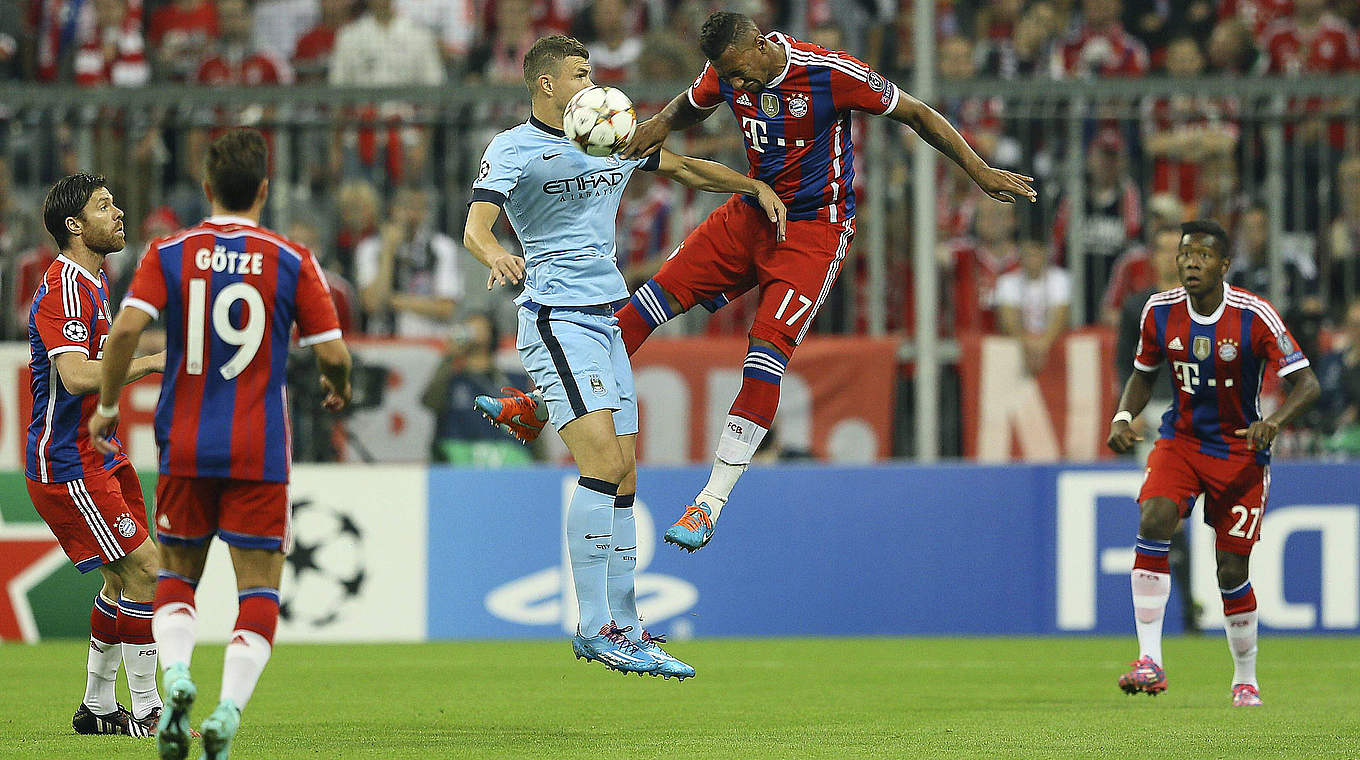 Uncompromising in defence: Boateng (2nd from right) goes up against Dzeko (centre) © imago/Claus Bergmann