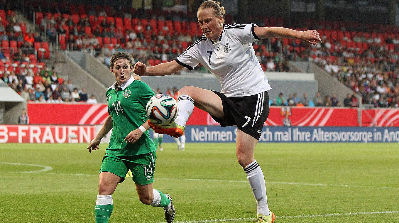 Perfekte WM-Qualifikation: Behringer (r.) im Duell mit der Irin Smyth © imago/foto2press