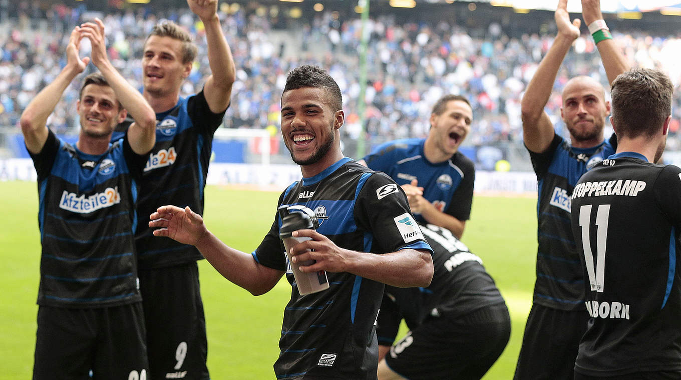 Spaßfaktor: Die Paderborner feiern das 3:0 beim HSV. © 2014 Getty Images